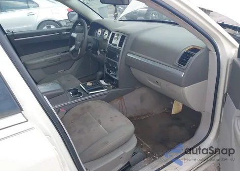 2010 Chrysler 300 Touring z USA, uszkodzony, nr VIN 2C3CA4CD3AH216281